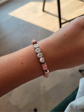Bracelet fait à la main en perles roses plates et un fil extensible